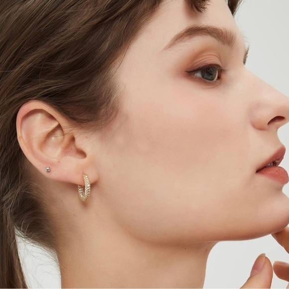 GOLD 18k Plated Rhinestone Oval Hoop Earrings - Picture 2 of 3